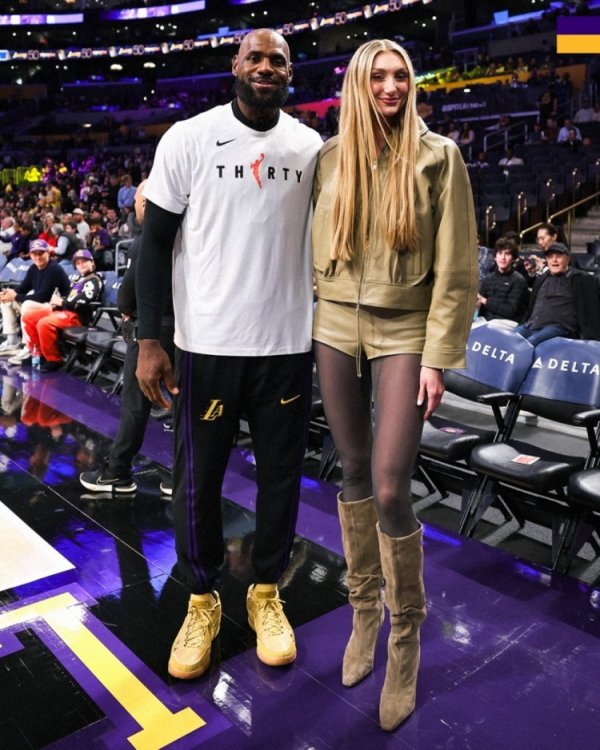 配资世家股票平台 这大长腿！湖人官推晒照：詹姆斯和卡梅隆·布林克场边合影