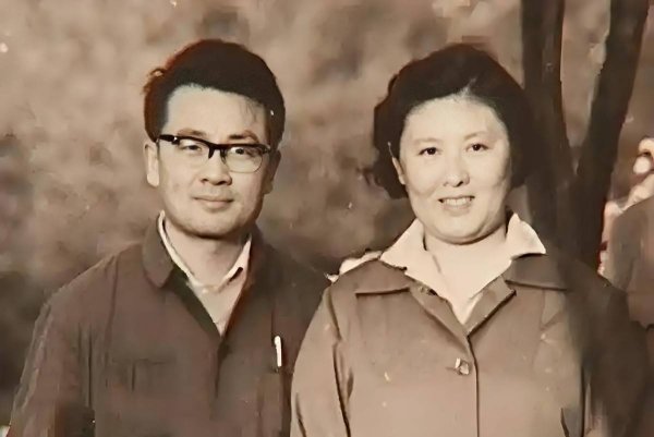配资论坛登录入口官网 杨丽坤隐退8年近照曝光！眼窝凹陷难掩阿诗玛风华，老影迷：她还是滇池少女